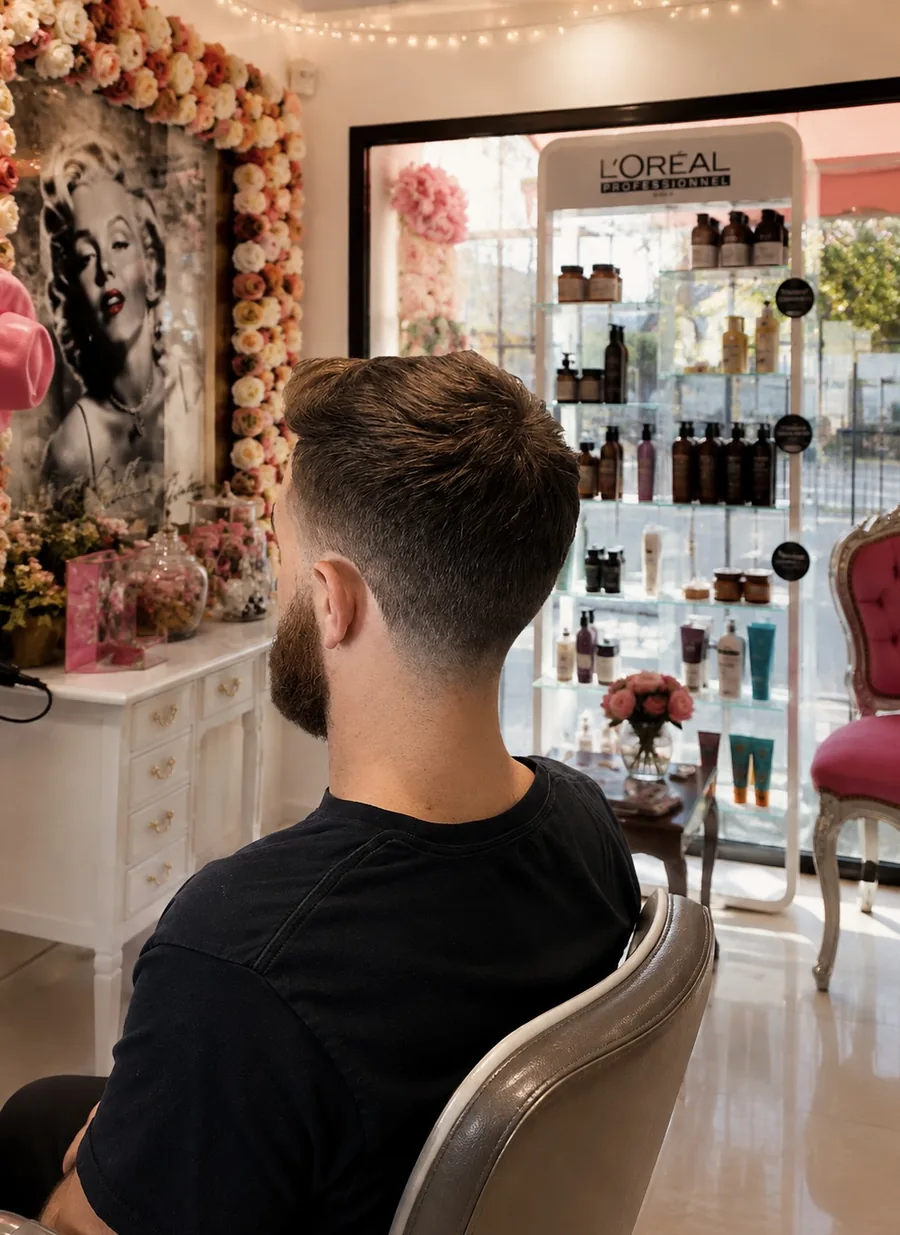 Coupe homme dégradée, fondu net sur les côtés et barbe taillée