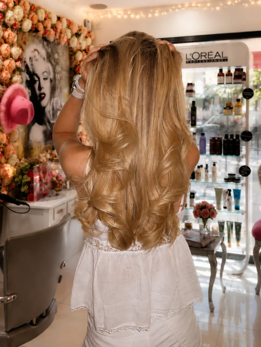 Blond doré sur cheveux très longs, boucles larges travaillées au fer