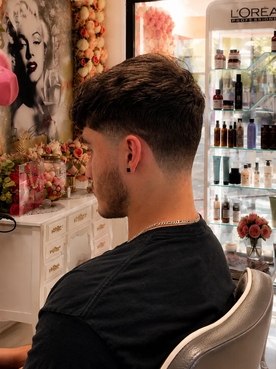 Coupe homme courte, dégradé américain à la tondeuse